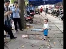 ভিডিওতে দেখুন: দিদাকে বাঁচাতে রণমূর্তি ক্ষুদের