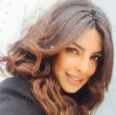 হলিউড- বলিউডে সময় ভাগ করে এখন দিন কাটছে প্রিয়ঙ্কার