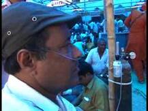 অক্সিজেন সিলিন্ডার নিয়ে ভোটের ডিউটিতে এই ব্যাঙ্ককর্মী!