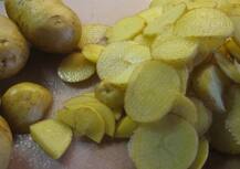 দারুন ক্ষতিকারক, সবুজ হয়ে যাওয়া আলু খাবেন না