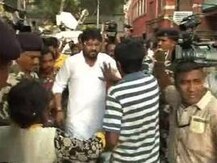 জোড়াসাঁকোয় ভোট দিতে বাধা, তৃণমূলকর্মীদের সঙ্গে বচসা, একজনকে দৌড়ে ধরলেন বাবুল সুপ্রিয়