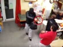 ভিডিওতে দেখুন: কোলে বাচ্চা নিয়েও কীভাবে ডাকাতকে রুখে দিলেন এই মহিলা