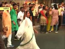 নিজের কেন্দ্র ভবানীপুরে পদযাত্রা মমতার, অম্বিকেশের সমর্থনে বেহালায় প্রচার বিমানের