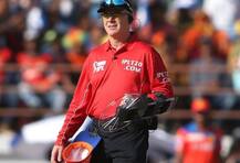 হাতে ঢাল নিয়ে ক্রিকেট মাঠে আম্পায়ার! নজির গড়লেন ব্রুস অক্সেনফোর্ড