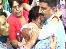 অল্পের জন্যে রক্ষা! প্ল্যাটফর্ম ও ট্রেনের মাঝে ফাঁকে পড়ে গিয়েও বাঁচলেন মহিলা