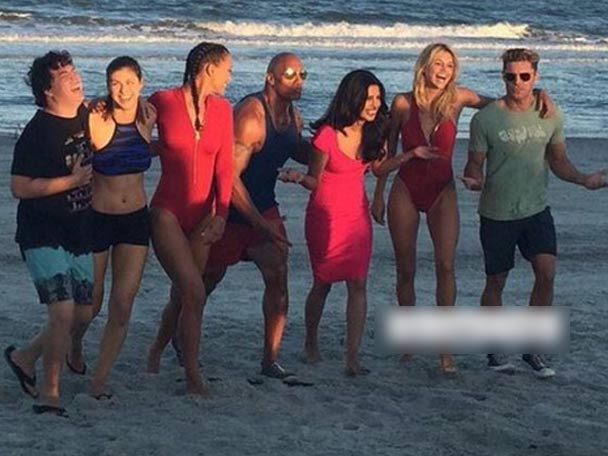 বেওয়াচ-এর সহ-অভিনেতা-অভিনেত্রীর সঙ্গে সমুদ্র সৈকতে প্রিয়ঙ্কা চোপড়া 