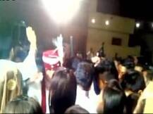 ভিডিওতে দেখুন: বিয়ের অনুষ্ঠানে বন্দুক ছুঁড়ে উত্‍সব, গুলিবিদ্ধ বর