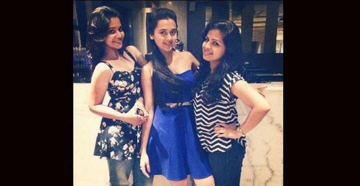 তেজস্বী প্রকাশ: ইঞ্জিনিয়ারিং গ্র্যাজুয়েট তেজস্বী কালার্সে স্বারাঙ্গিনী-তে মুখ্য ভূমিকায় অভিনয় করছেন। তাঁকে আগে দেখা গেছে কমেডি নাইটস লাইভ-এ