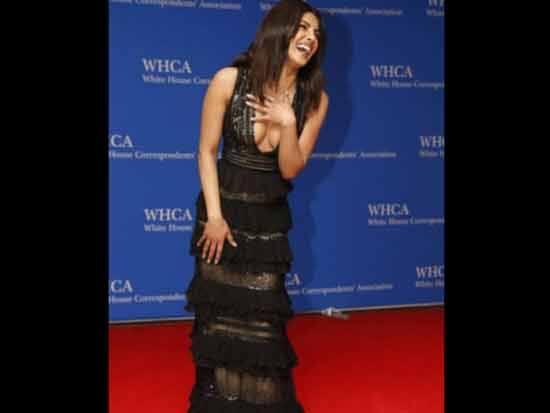 এমন সুন্দর এক সন্ধ্যে উপহার দেওয়ার জন্যে মার্কিন প্রেসিডেন্ট ও তাঁর স্ত্রীকে ধন্যবাদ জানিয়েছেন প্রিয়ঙ্কা।