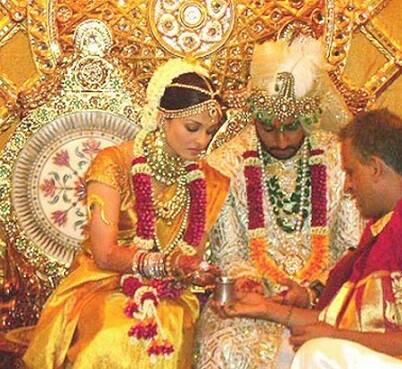 ঐশ্বর্যা রাই ও অভিষেক বচ্চন: বিয়েয় খরচ হয় ৬ কোটির মত। ঐশ্বর্যার আঙুলে ছিল ৫৩ ক্যারাটের হিরের আংটি, দাম পড়ে আধ কোটি। এ ছাড়াও তিনি বিয়েতে উপহার পান ১৫ কেজি সোনা ও অন্যান্য মূল্যবান রত্ন