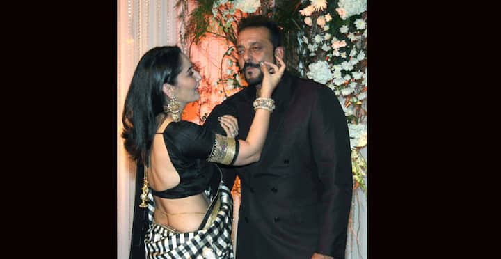 বিপাশার স্বামী করণ সিংহ গ্রোভারের অবশ্য বিয়ে সম্পর্কিত ট্র্যাক রেকর্ড খুব একটা উজ্জ্বল নয়। সঞ্জয়- মান্যতার সফল বিবাহিত জীবন থেকে অনেক কিছুই শিখতে পারেন তিনি 