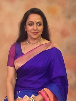 বয়স বাড়লেও গ্ল্যামার কমেনি হেমার