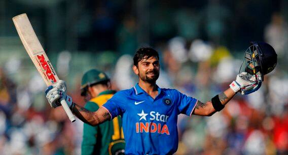 ২০১২ সালে বিশ্বমঞ্চে ১০জন সেরা পোশাক পরিহিত পুরুষদের তালিকায় মার্কিন প্রেসিডেন্ট বারাক ওবামার সঙ্গে জায়গা করে নিয়েছিলেন কোহলিও