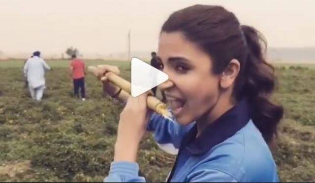 এই ভিডিওতে অনুষ্কাকে পঞ্জাবের মেয়ে বলেই মনে হচ্ছে