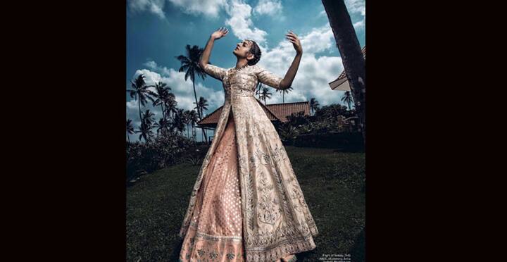 ফটোশ্যুটের থিম ছিল ‘ব্রাইডাল’। অর্থাৎ কনের সাজে সোনাক্ষী 