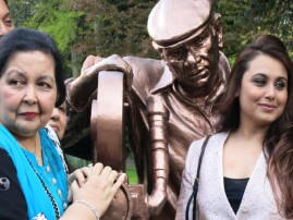 Swiss Government Honours Yash Chopra With Special Statue ব্রোঞ্জের মূর্তি বসিয়ে যশ চোপড়াকে সম্মান সুইৎজারল্যান্ডের