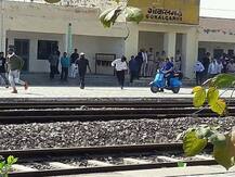 রেল স্টেশনে স্কুটার সওয়ার সলমন!