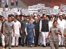 ‘গণতন্ত্র বাঁচাও’ মিছিল: গ্রেফতারি বরণ করলেন রাহুল, সনিয়া