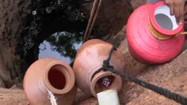 কর্ণাটকের পাশাপাশি দুটি গ্রামের একটিতে জল আছে, অন্যটিতে আছে। দুগ্রামের মানুষই জল নেন। বাধ্য হয়ে তাঁরা চুক্তি করেছেন। যে গ্রামে জল নেই সেই গ্রামের মানুষ রাতে এসে জল ভরে নিয়ে যাচ্ছেন আর ওই গ্রামের মানুষ দিনের বেলা জল নিচ্ছেন