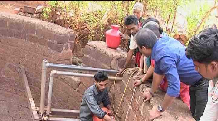 কর্ণাটকের ১২টি জেলা খরার কবলে। কয়েকটি জায়গায় যে জল আছে তা পানের যোগ্য নয়। তাই বাধ্য হয়েই প্রাণের ঝুঁকি নিয়ে কুয়োয় নেমে জল ভরতে হচ্ছে মানুষকে