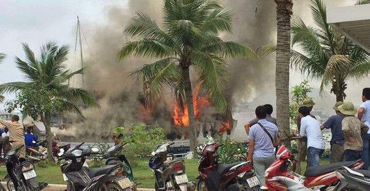 প্রথমে আগুন লাগে নৌকার ডেকে। তারপর তা দ্রুত ছড়িয়ে পড়ে গোটা নৌকায়। তবে ভাল খবর এটাই, এতে কেউ হতাহত হননি