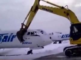 Fired Employee Allegedly Destroys Plane Video Goes Viral ছাঁটাইয়ের বদলা! আস্ত বিমান ভেঙে ফেললেন বরখাস্ত কর্মী!