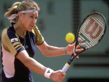 ভিডিওতে দেখুন টেনিস তারকা স্টেফি গ্রাফকে প্রকাশ্যে বিয়ের প্রস্তাব এক ভক্তের