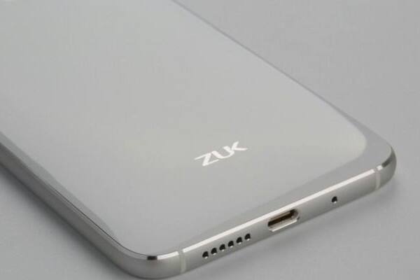 Zuk Z1-এ রয়েছে ৫.৫ ইঞ্চি ফুল এইচডি 1080×1920 পিক্সেল রেজোলিউশনের ডিসপ্লে। এর ফ্রন্ট প্যানেলে হোম বাটন দেওয়া হয়েছে।