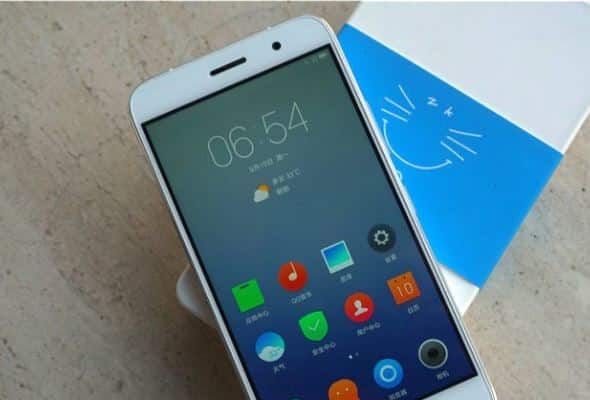 এই ফোনে রয়েছে 2.5GHZ কোয়ালকম স্ন্যাপড্রাগন 801 প্রোসেসর, ৩ জিবি র‌্যাম এবং Adreno 330 GPU