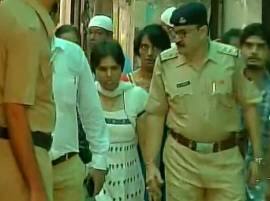 Trupti Desai Leads Activists Into Mumbais Haji Ali হাজি আলি দরগায় অবশেষে ঢুকলেন তৃপ্তি দেশাই