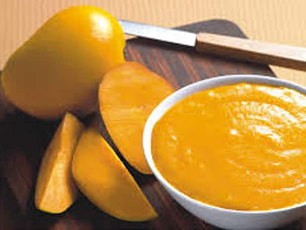 আমের খোসা অনেক ক্ষেত্রে অ্যালার্জি ঘটাতে পারে। কারণ, কাঁচা আম পাকাতে গেলে না না রকম রাসায়নিক ব্যবহার করতে হয়। যা ত্বকে অ্যালার্জির কারণ হয়ে দাঁড়ায়।