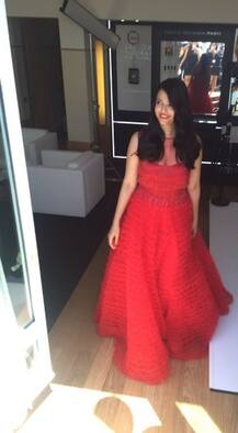 কান-এ রেড কার্পেট মাতানোর পর সাংবাদিকদের সঙ্গে ঐশ্বর্য দেখা করলেন এই লাল গাউনে 