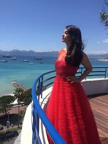 কান-এ রেড কার্পেট মাতানোর পর সাংবাদিকদের সঙ্গে ঐশ্বর্য দেখা করলেন এই লাল গাউনে 