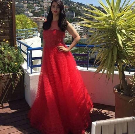 লাল গাউনের সঙ্গে যোগ্য সঙ্গত হিসেবে ছিল অ্যাশের উজ্জ্বল লাল রাঙা ঠোঁট এবং সুন্দর করে আঁকা দুটি চোখ। ছবি সৌজন্যে ঐশ্বর্যের ইন্সটাগ্রাম অ্যাকাউন্ট