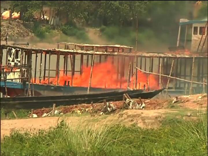 বিক্ষোভের মাঝেই আগুন লাগিয়ে দেওয়া হয় কয়েকটি নৌকা, লঞ্চ ও যাত্রী বিশ্রামাগারে