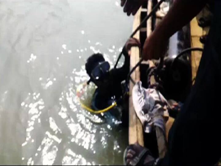 উদ্ধারকাজ নিয়ে গড়িমসি চলে বেলা ২টোর পরও। তখনও অনেকে নিখোঁজ রয়েছেন বলে দাবি করেন ক্ষুব্ধ জনতা। 