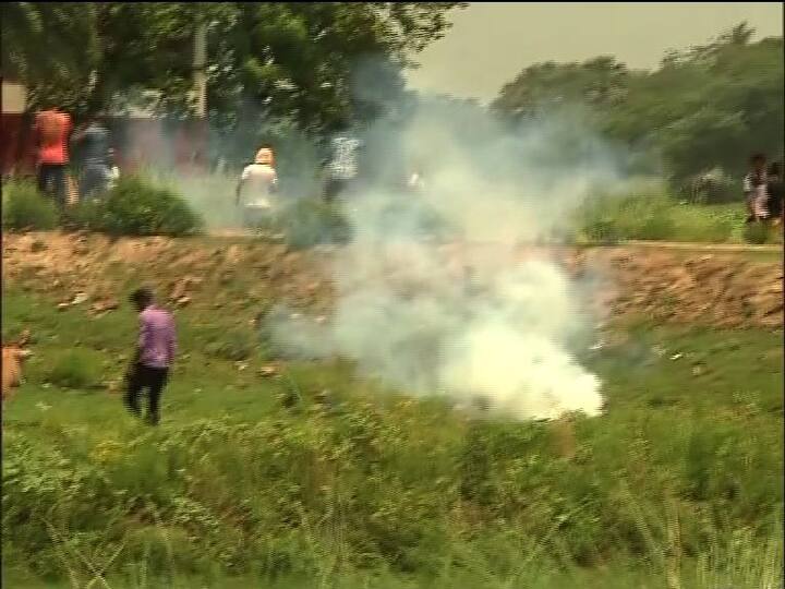 উত্তেজিত জনতাকে সামলাতে রাবার বুলেট, কাঁদানে গ্যাসের শেল ফাটাল পুলিশ।