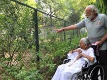 প্রথমবার প্রধানমন্ত্রীর বাসভবনে মা, উচ্ছ্বসিত মোদী