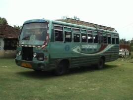 Bus Overtake Passenger Lost Hand দুটি বাসের রেষারেষি, হাত কাটল যাত্রীর
