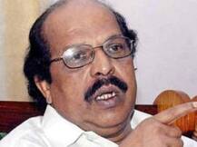 অচ্যুতানন্দন ভোট দিচ্ছেন, উঁকি মেরে বিতর্কে কেরল সিপিএমের নেতা