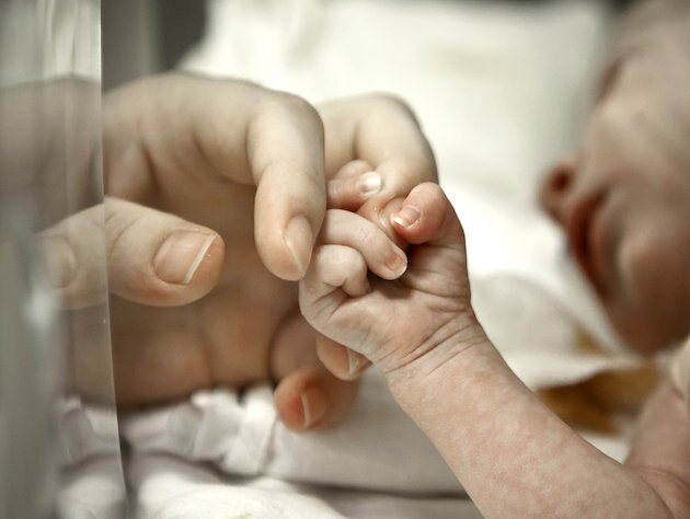 Girl 9 Dies As Father Allegedly Made To Wait In Queue At Aiims In Patna পটনা এইমসে ওপিডি রেজিস্ট্রেশনের লাইনে দাঁড়িয়ে বাবা, চিকিৎসা শুরুর আগেই মৃত্যু ৯ বছরের মেয়ের
