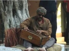 Sonu Nigam Sang On The Streets In Disguise And Totally Nailed The Act Without Being Recognized দেখুন ভিডিওতে: রাস্তায় বৃদ্ধ ভিখারীর ছদ্মবেশে গান গাইলেন সনু নিগম, কেউ চিনতে পারলেন না