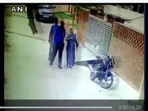 ভিডিওতে দেখুন, প্রকাশ্যে বৃদ্ধার গলা থেকে হার ছিনতাই করে পালাল দুষ্কৃতী