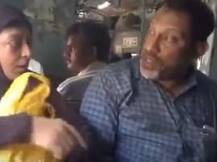 ট্রেনের কামরায় স্ত্রীকে বেধড়ক মার স্বামীর, কেউ এগিয়ে এল না সাহায্যে, দেখুন ভিডিওতে