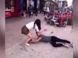 In Public Man Grabs Girlfriends Leg Begs Her Not To Go Video Goes Viral ভাইরাল ভিডিও: ‘ছেড়ে যেও না’ ,প্রকাশ্যে গার্লফ্রেন্ডের পা ধরে কাকুতি-মিনতি