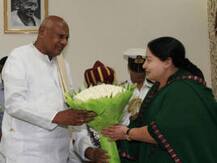 ষষ্ঠবার মুখ্যমন্ত্রী পদে শপখ নিয়েই দেশী মদে আংশিক নিষেধাজ্ঞা জয়ললিতার