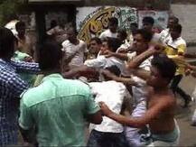 উত্তপ্ত নাদিয়াল, পুলিশের সামনেই ইটবৃষ্টি, বাইক ভাঙচুর