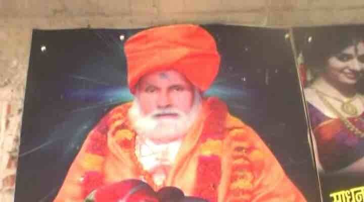 ওই প্রতারক মহিলাদের যৌন নির্যাতনের ঘটনা ভিডিওতে রেকর্ড করত। পরে সেই ভিডিও দেখিয়ে ব্ল্যাকমেল করা হত। এ ধরনেরই একটি ভিডিও সোশ্যল মিডিয়ায় ছড়িয়ে পড়ার পর পুরো ঘটনা পুলিশের নজরে আসে। ‘পরমানন্দ বাবা’কে ধরতে তল্লাশি শুরু হয়।