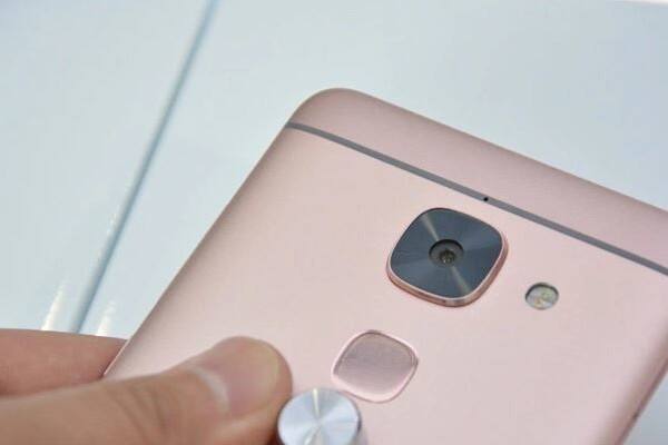 লে ২-র দাম ১৩ হাজার ২০০। সঙ্গে আছে ৫.৫ ইঞ্চি বেজেল ছাড়া এইচডি ডিসপ্লে। ফোনটির আছে ১৬ এমপি রিয়ার ক্যামেরা, ৮ এমপি ফ্রন্ট ক্যামেরা, এবং ৩২ জিবি ইন্টারনাল মেমরি এবং ৩০০০ এমএএইচ ব্যাটারি।