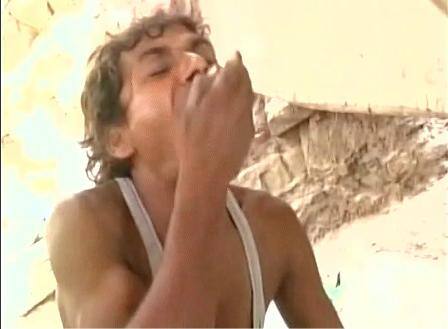 রামেশ্বর নামে ওই ব্যক্তি বলেছেন, আমার শরীর খারাপ হয়েছিল। কিন্তু মাটি-বালি খাওয়া শুরু করার পর থেকে আমি ভালো আছি।(ছবি সৌজন্যে: এএনআই-টুইটার)